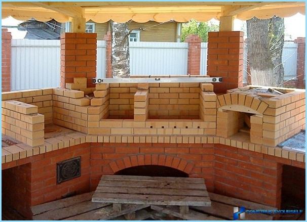 Projekty a konštrukcie pavilónov s grilom a grilom s rukami fotky Krb v altanku