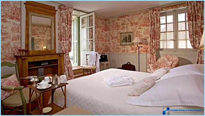 Tapet og gardiner til soveværelset i stil med provence