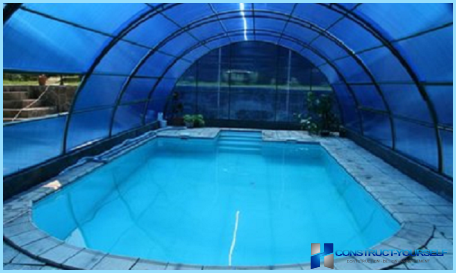 Overdækket swimmingpool af polycarbonat med deres hænder Beton spisebord