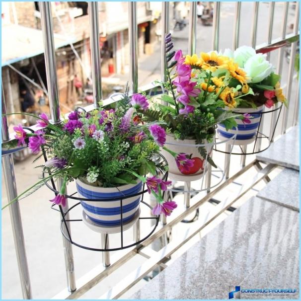 Hylder til blomster: væg, gulv, i vindueskarmen, på balkonen
