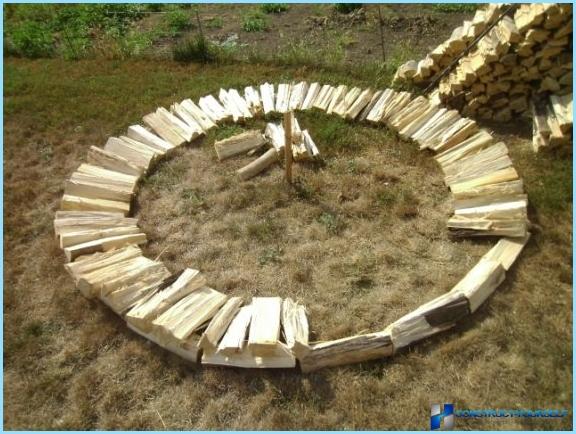 Wie man Holzstapel für Brennholz macht