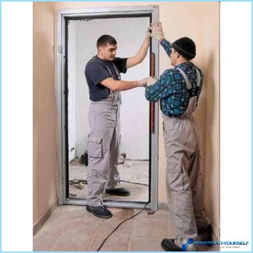 Come installare una porta di metallo d'ingresso