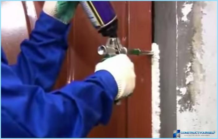 Hur man installerar en ingångs metalldörr