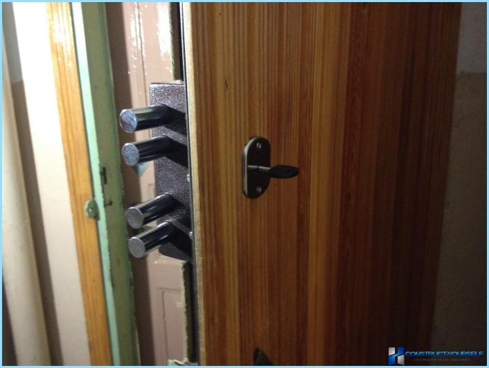 Как да инсталирате ключалка на метална врата