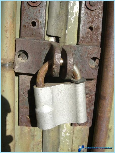 Как да инсталирате ключалка на метална врата