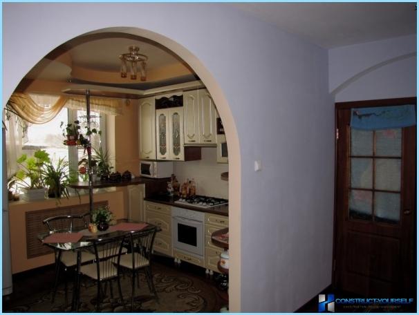 Diseño de arco entre sala y cocina.