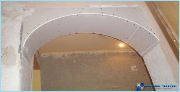 The design of the arch between the living room and kitchen