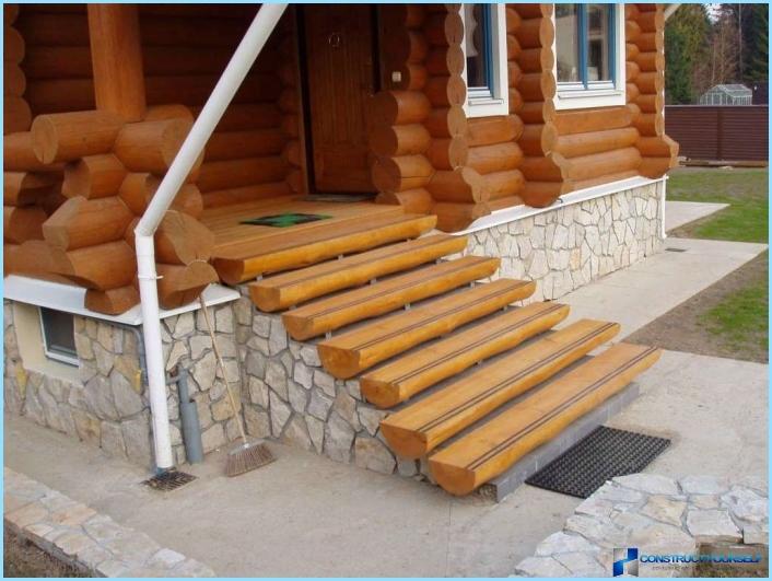 Escalones de madera del porche