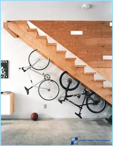 Qué útil y hermoso organizar un lugar debajo de las escaleras