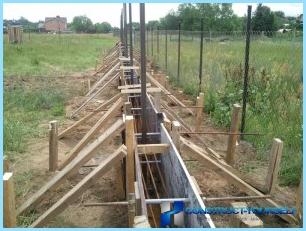 Направете сами лента основа за ограда