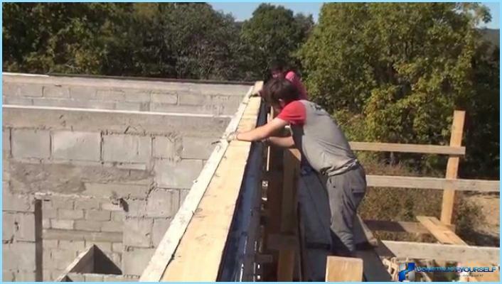 Install the rafters on the roof of the house