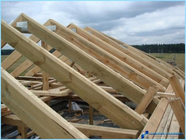 The roof of the country house: material for the roof, the roof insulation