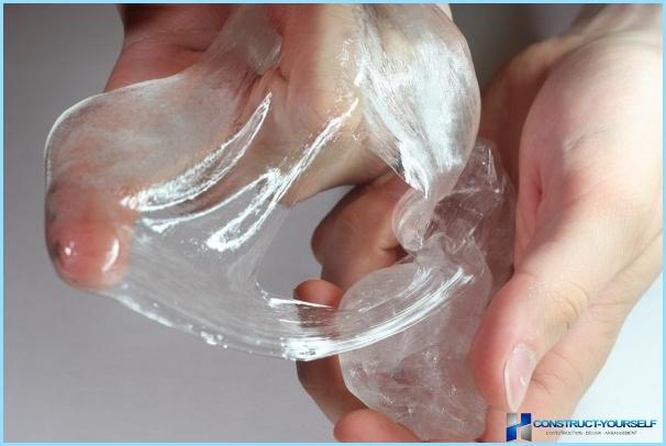 Hvordan man fremstiller et flydende gulv af glas, gummi