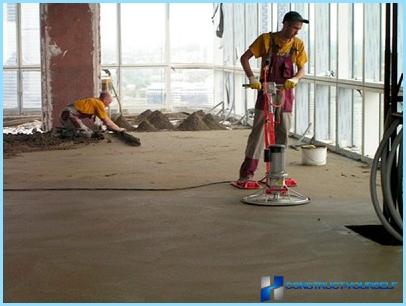 Screed floor with their hands