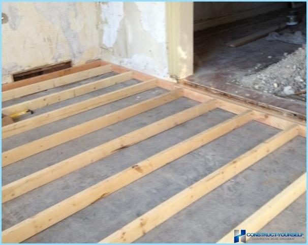 Soundproofing under screed floor with their hands