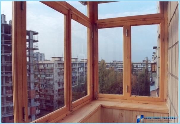 Как да остъклите балкон в малък апартамент