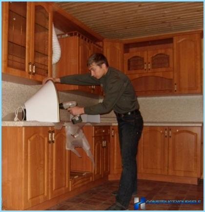Sådan installeres hætten i køkkenet selv