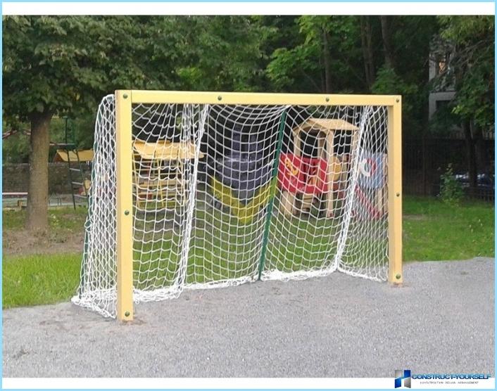 How to make a football goal with his hands