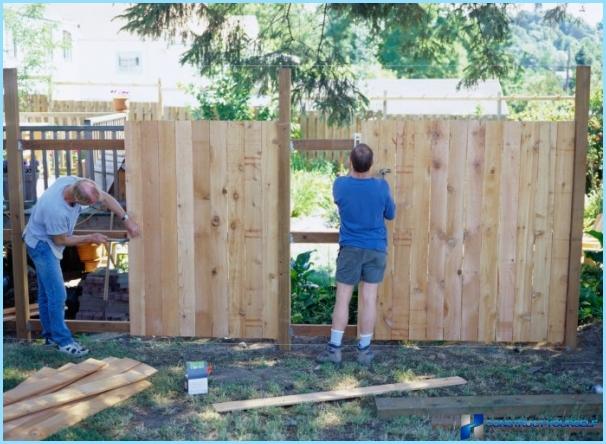 How to make a fence with their hands