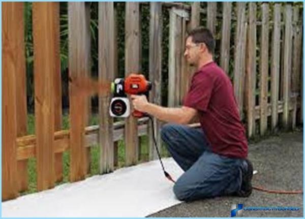 How to paint a wooden fence with their hands