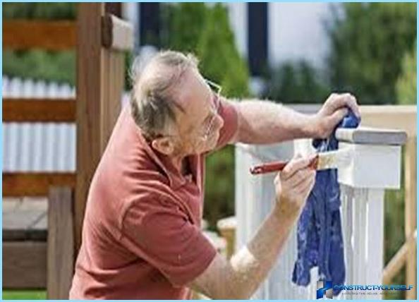 Como pintar uma cerca de madeira com suas próprias mãos