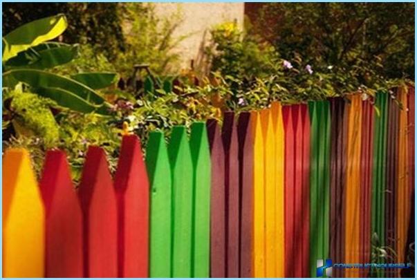 How to paint a wooden fence with their hands
