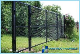 How to install a fence made of mesh netting with their hands