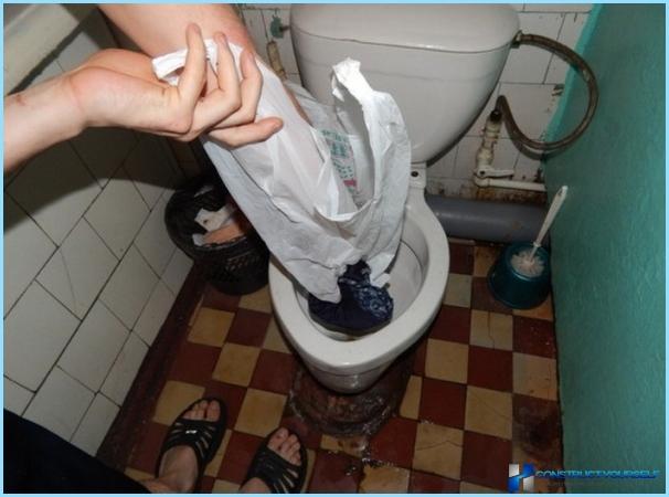 How to remove the blockage in the toilet