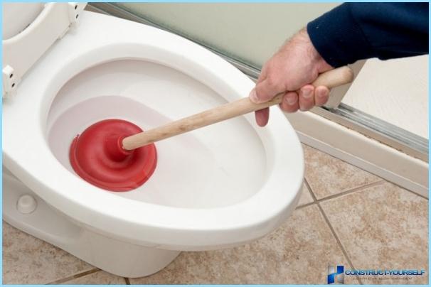 How to remove the blockage in the toilet