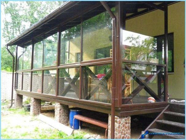 Gør-det-selv-veranda i landet med et foto