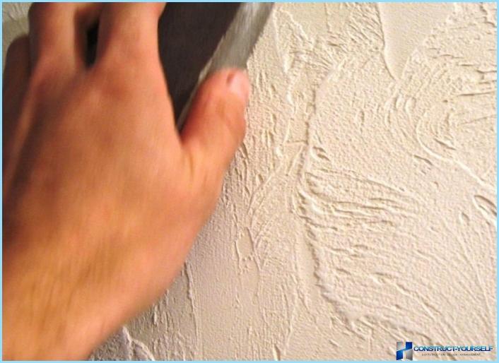 The application of decorative plaster with your hands