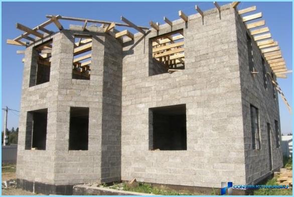 Bau eines Hauses aus Holzbetonsteinen
