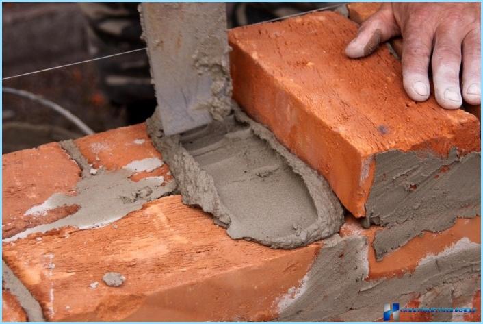 Wie man einen Mauerwerksmörtel für einen Ziegelstein vorbereitet