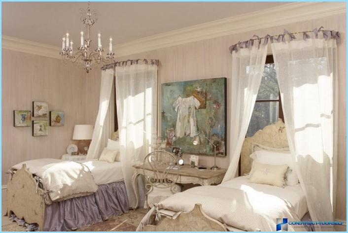 Vorhänge und Tapeten für das Schlafzimmer im Stil der Provence