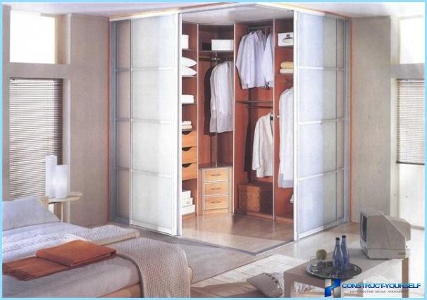 Corner walk-in closet