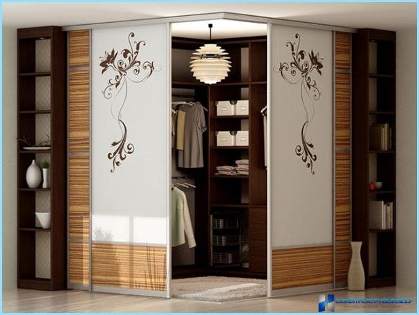 Corner walk-in closet