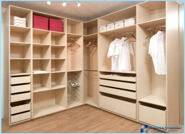 Corner walk-in closet