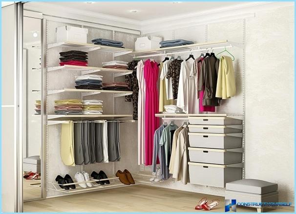 Corner walk-in closet