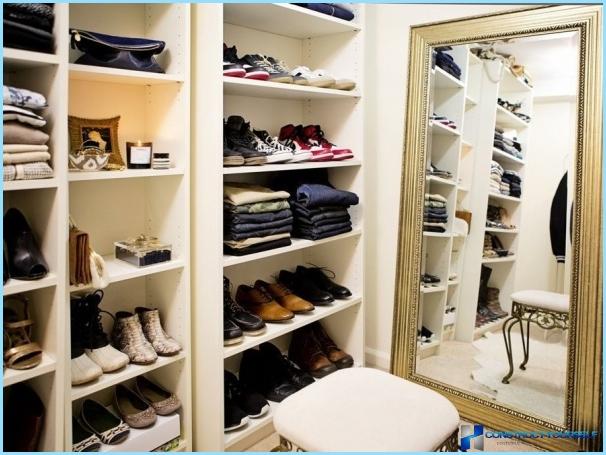 Corner walk-in closet