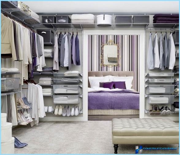 Corner walk-in closet