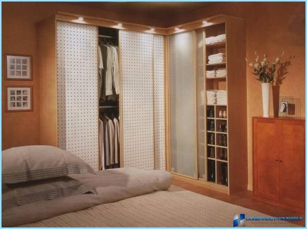 Corner walk-in closet