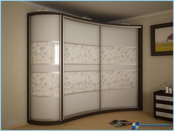 Corner walk-in closet