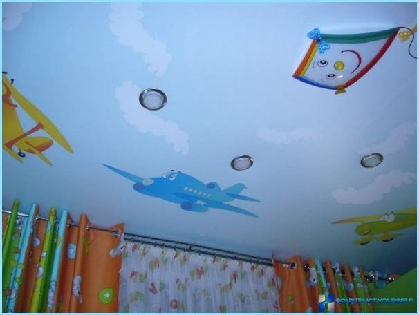 Design av gipshimling til soverommet med et bilde