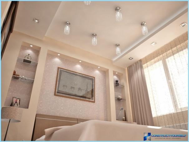 Design af gipslofter til soveværelset med et foto