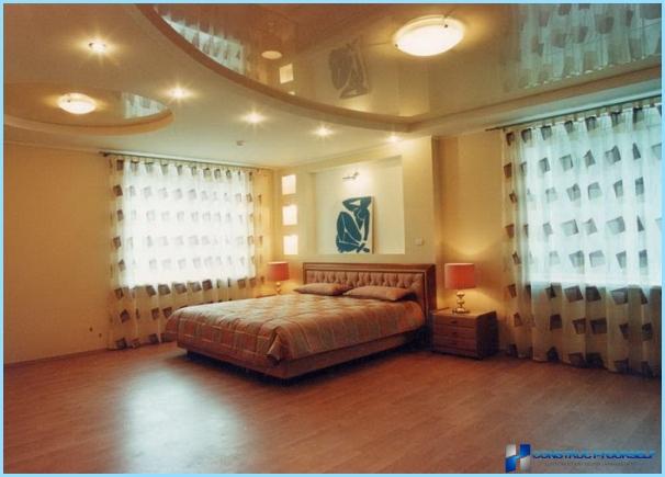 Entwurf von Trockenbaudecken für das Schlafzimmer mit einem Foto