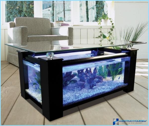 Entwerfen Sie ein Wohnzimmer mit einem Aquarium