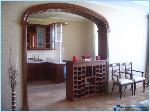 Dekorative skillevægge mellem stuen og køkkenet