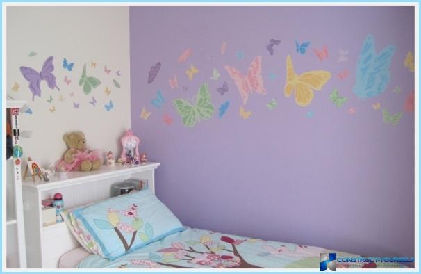 Schmetterlinge an der Wand im Inneren der Wohnung