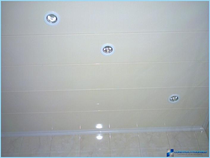 PVC plafon u kupaonici