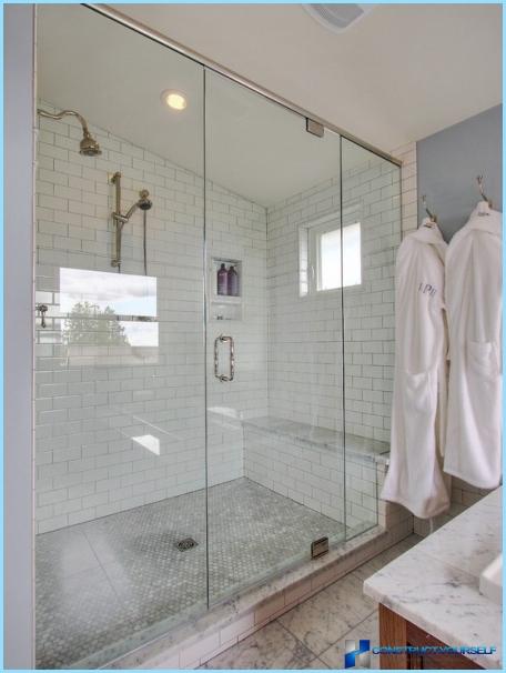 Duschkabine im Innenraum eines kleinen Badezimmers